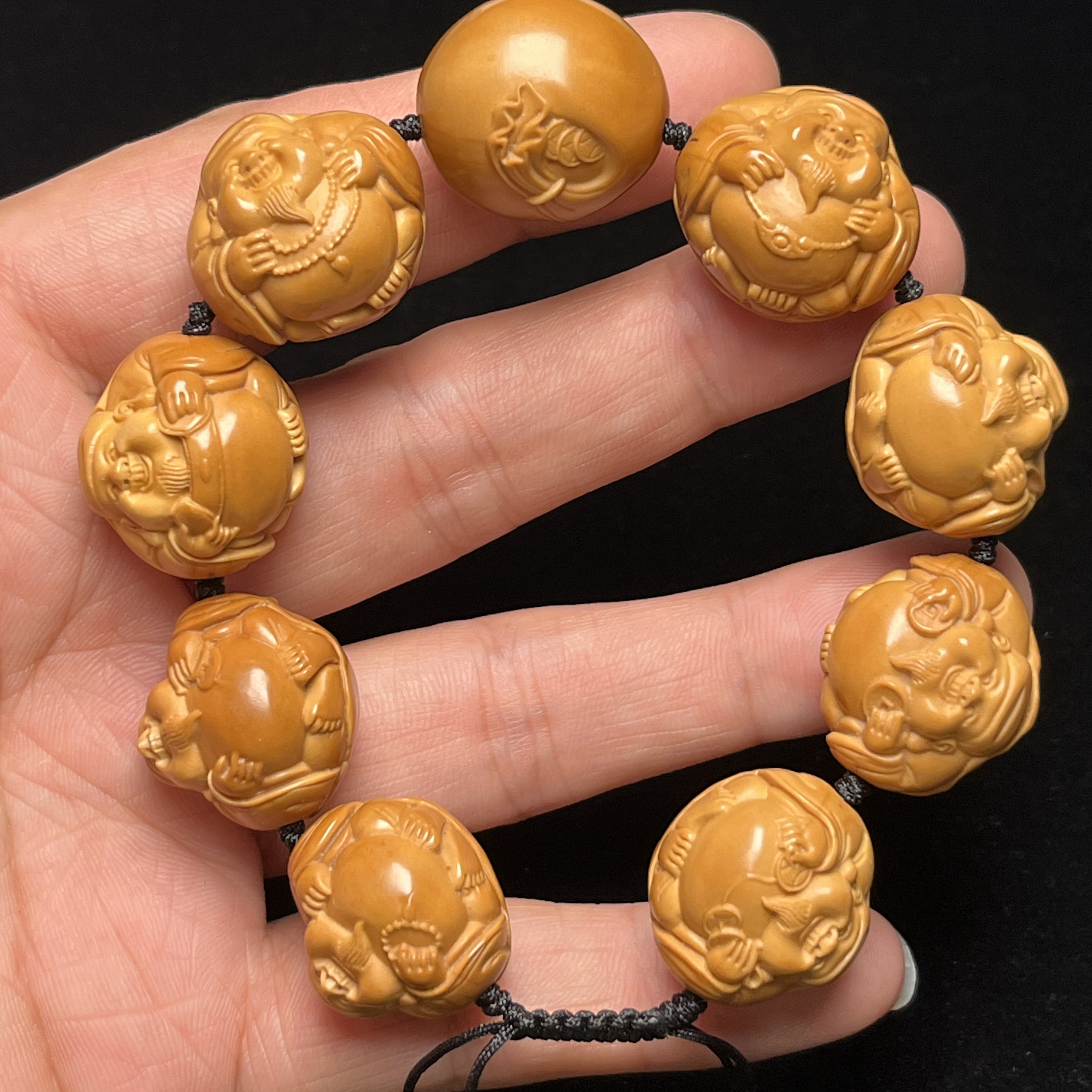 大发横财橄榄核雕刻 2.2cm尺寸 手串佩戴