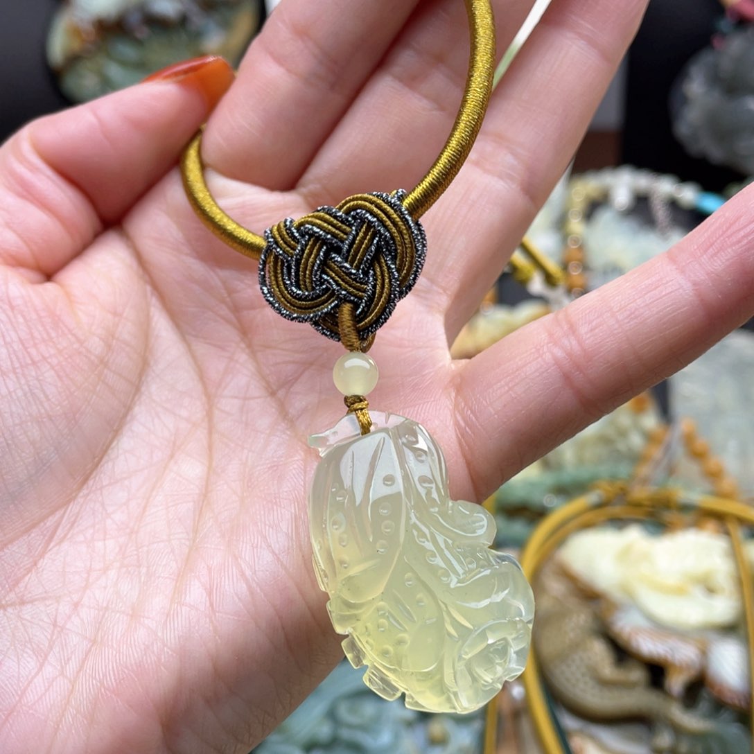 蛇纹石玉颈饰未镶嵌