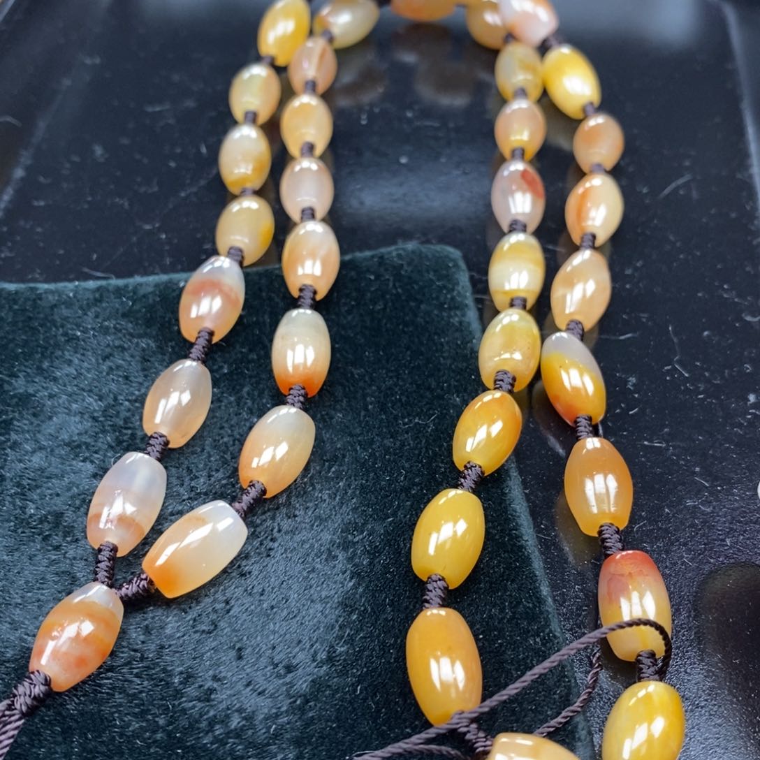 未镶嵌石英质玉（黄龙玉）颈饰