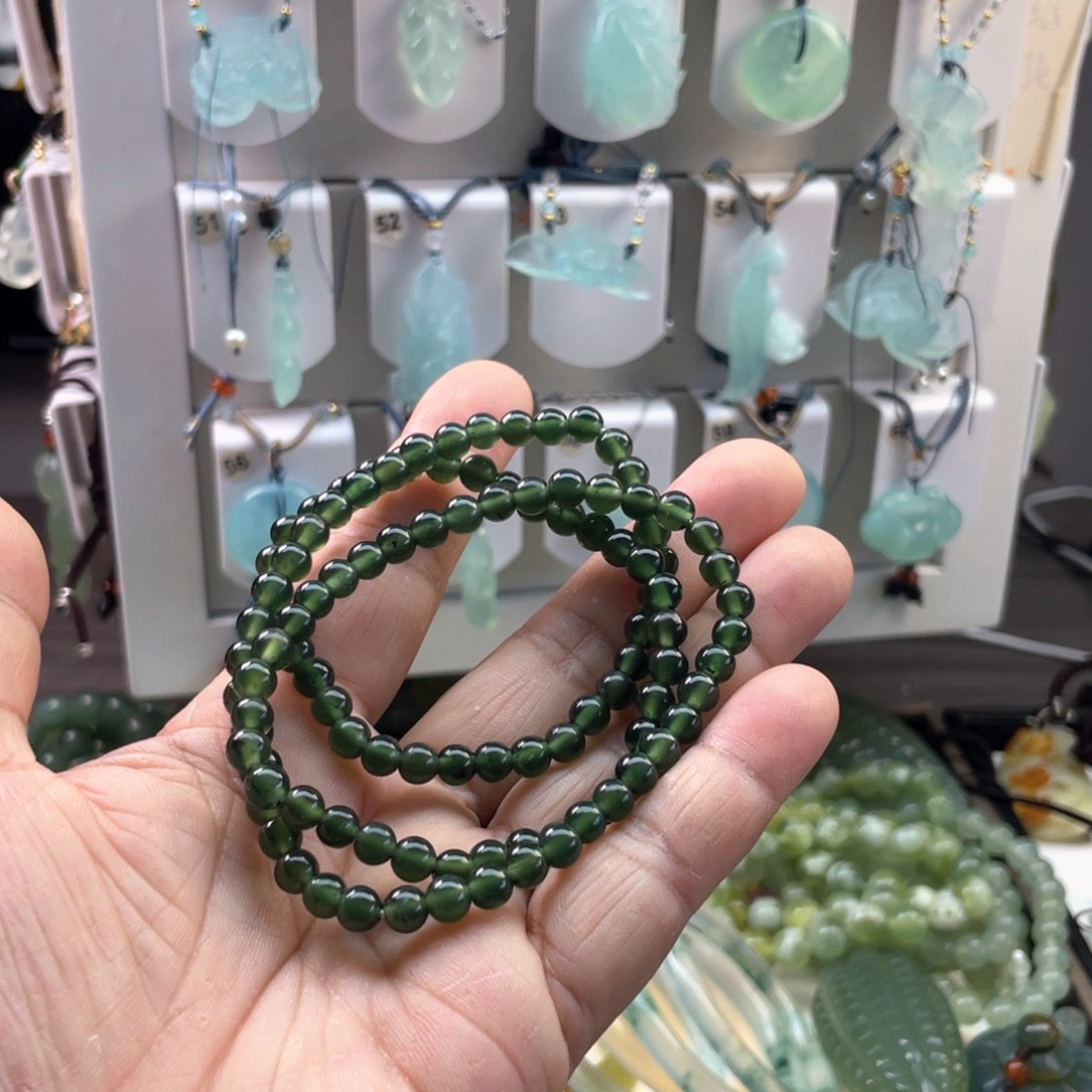 蛇纹石玉未镶嵌颈饰