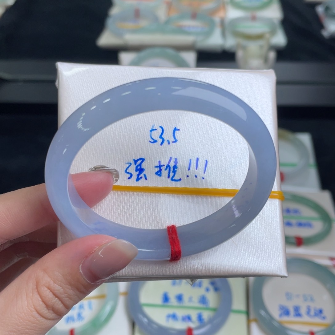 翡翠手镯未镶嵌迟**月翡翠