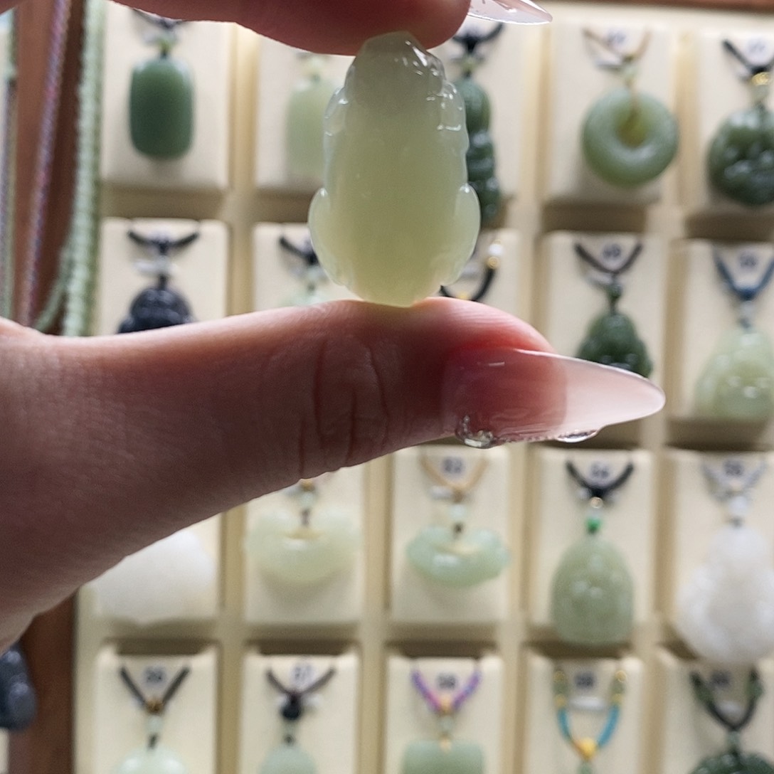 和田玉颈饰未镶嵌巴****）