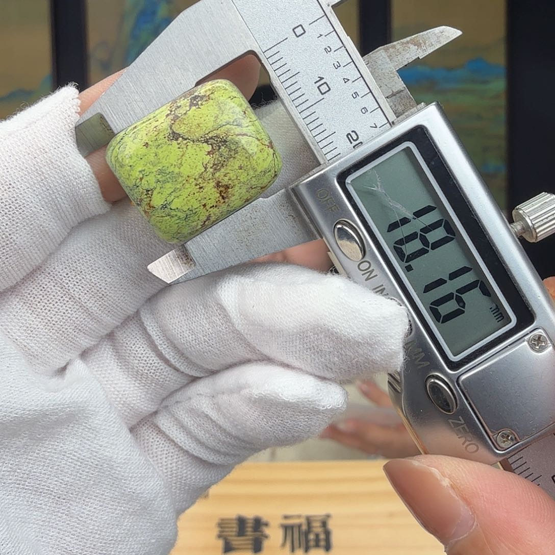 紫***中绿松石未镶嵌珠宝奇石