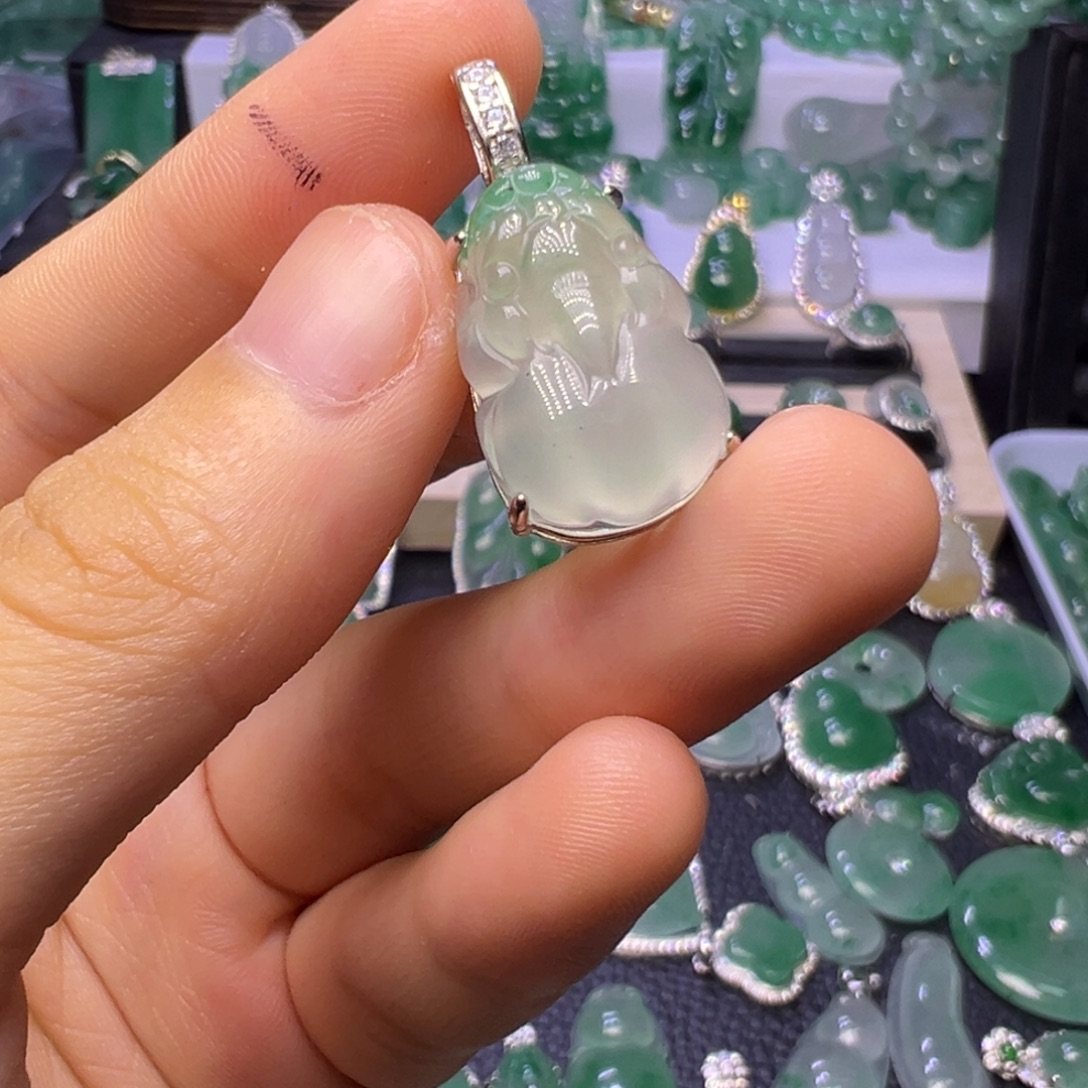 石英质玉（非洲翠）未镶嵌颈饰