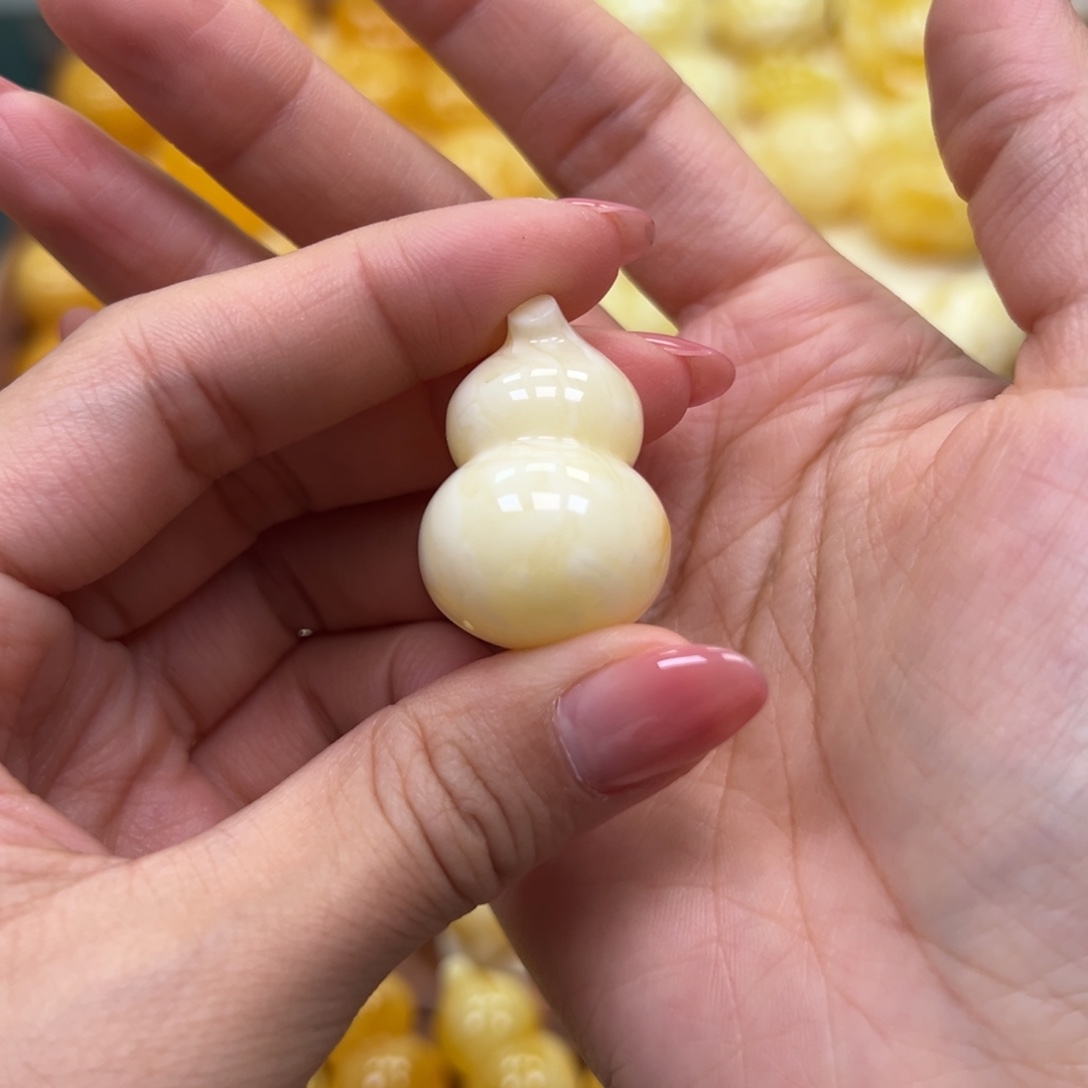 琥珀未镶嵌颈饰蜜蜡