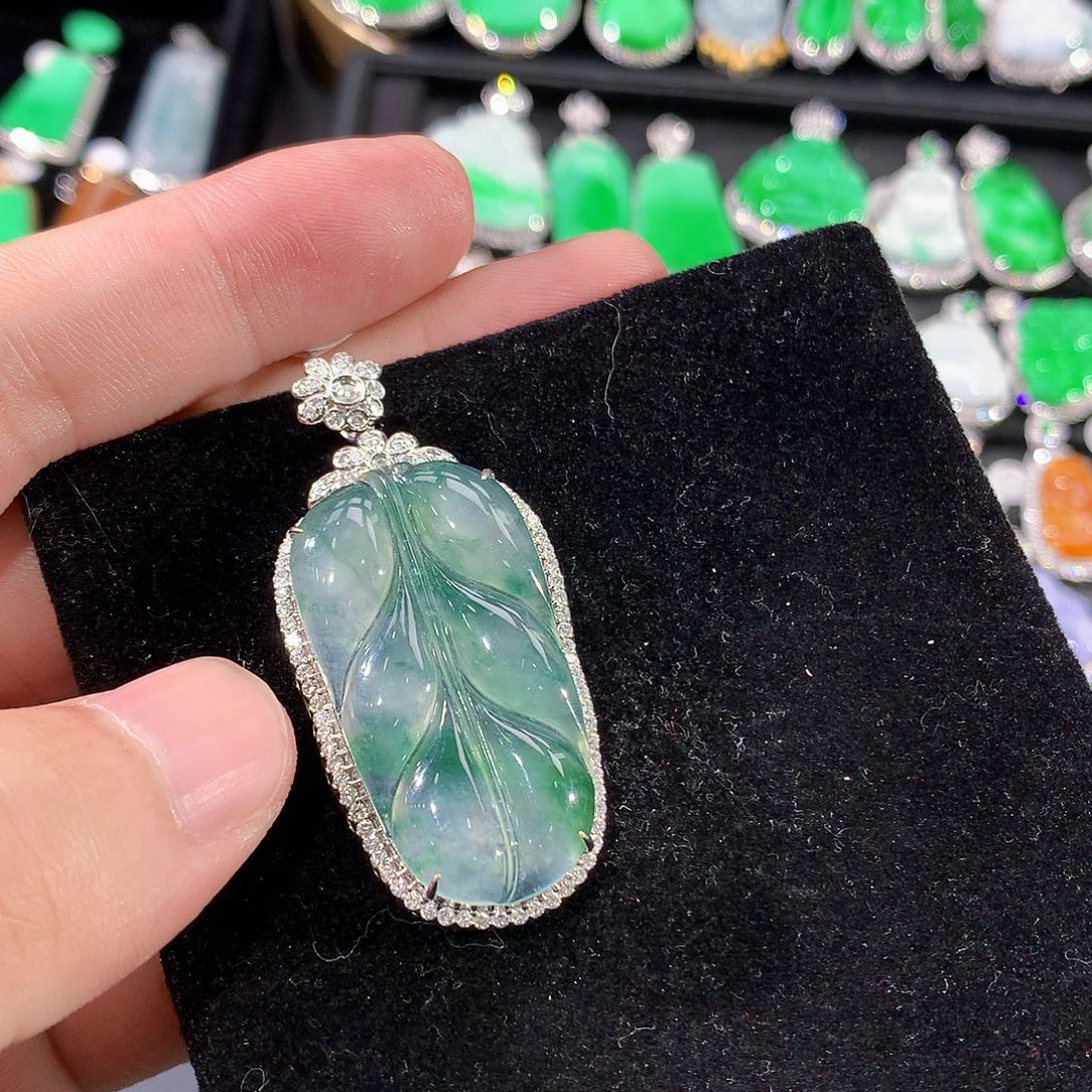 翡翠18K金镶嵌颈饰