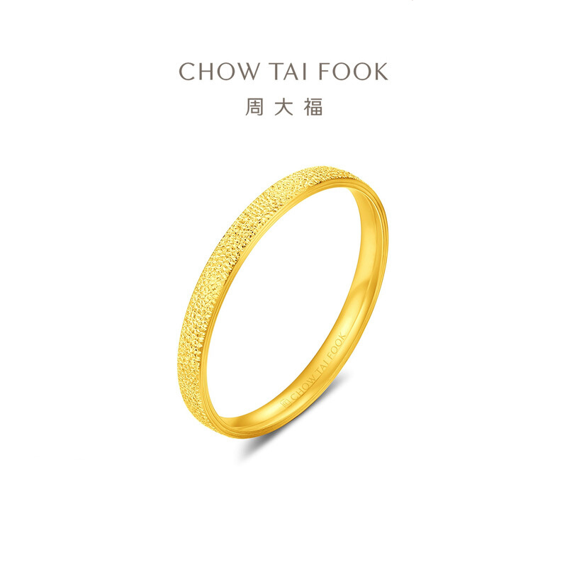 【周大福】闪沙通勤闭口戒足金黄金戒指女款礼物工费180@EOF1985