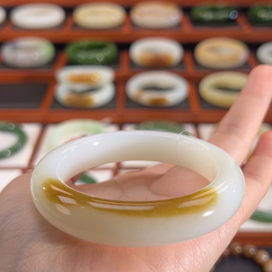 和田玉（糖玉）未镶嵌手镯月牙糖