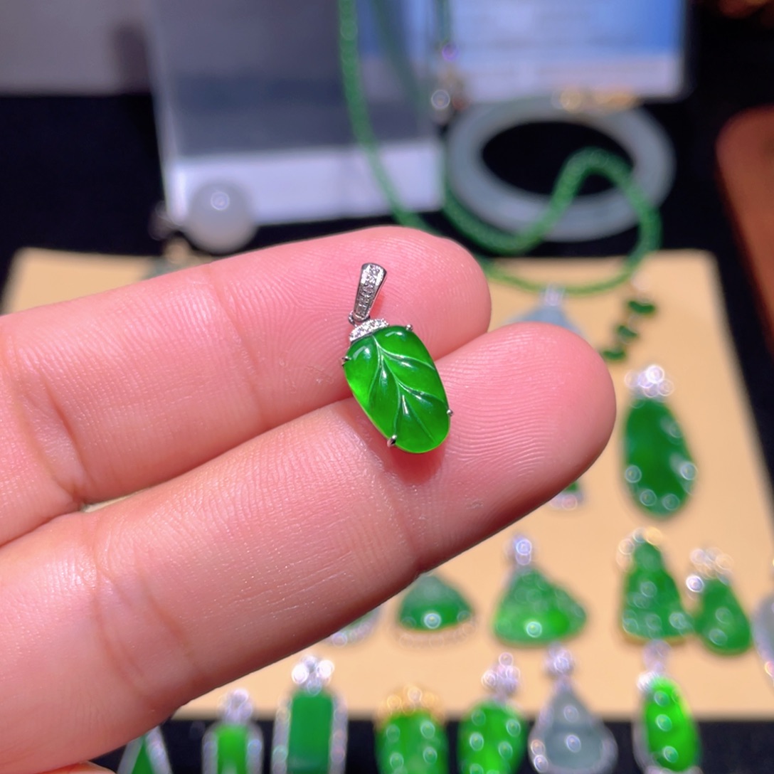 翡翠颈饰18K金镶嵌翡翠