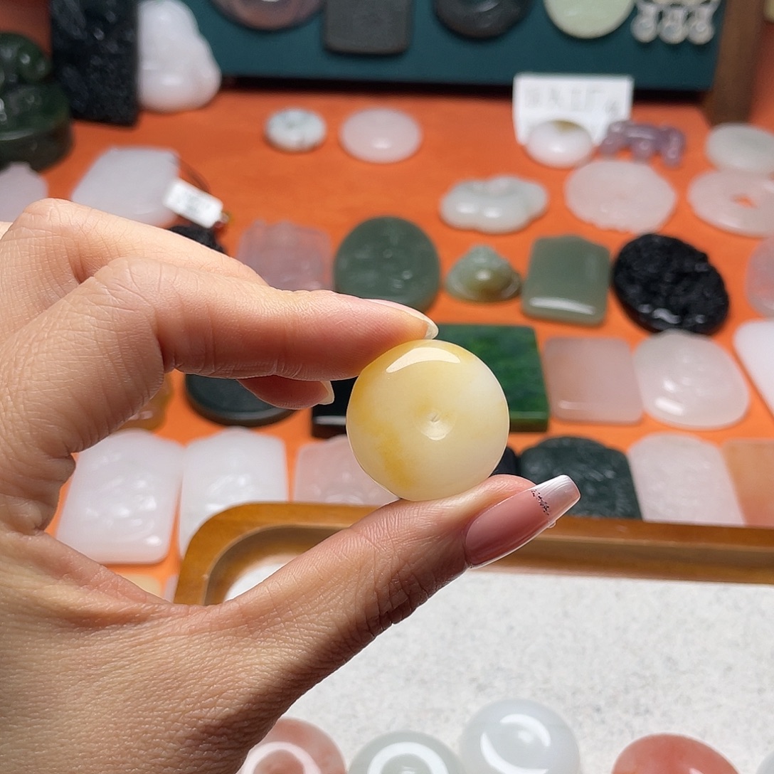 石英质玉（金丝玉）未镶嵌颈饰