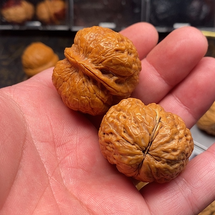 文玩核桃把件石头红