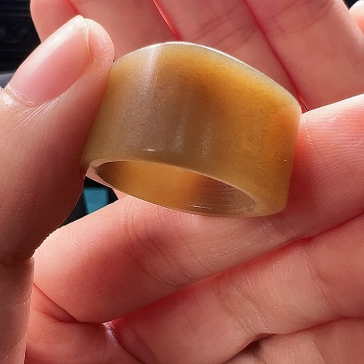 和田玉未镶嵌颈饰火**莓