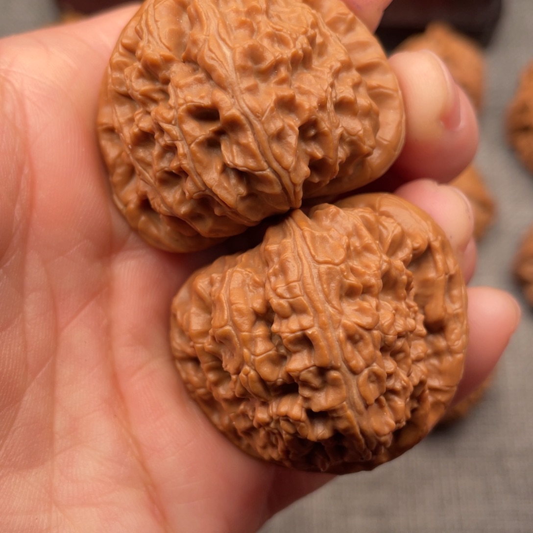 文玩核桃把件40老树三角球白