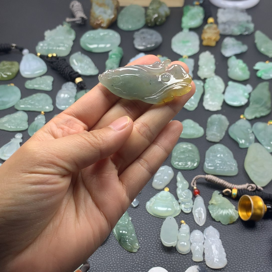 翡翠颈饰未镶嵌鱼