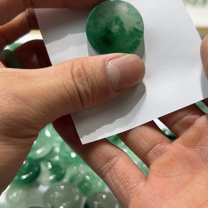 石英质玉颈饰合金