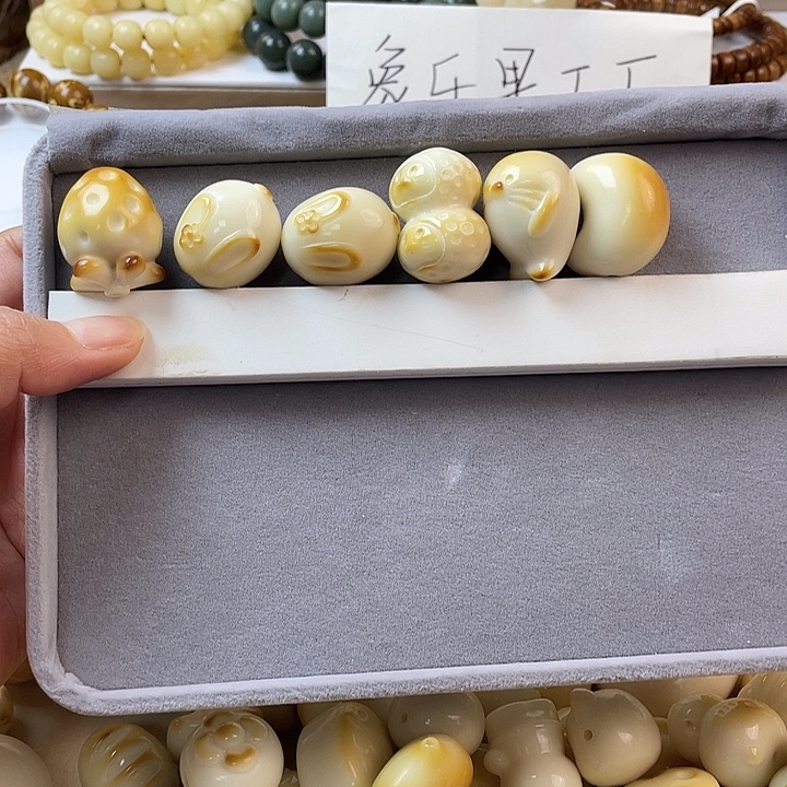 兔****菩提根/象牙果把件