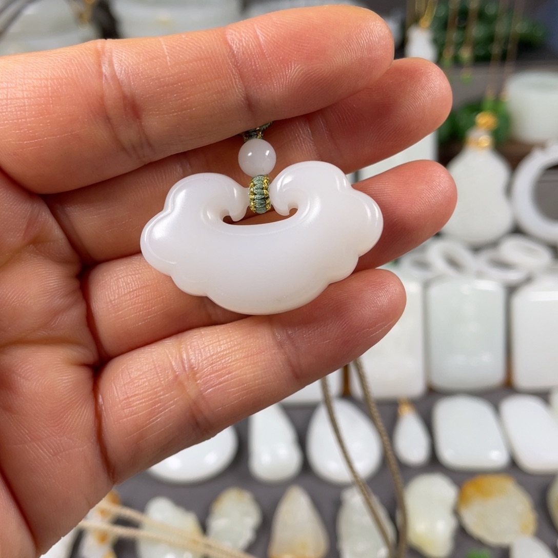 和田玉颈饰未镶嵌?**岁