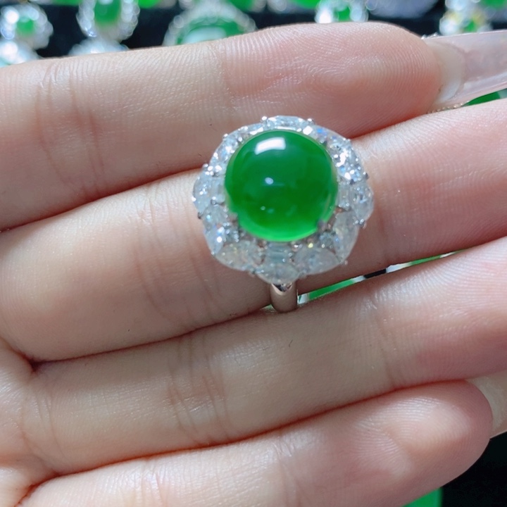 翡翠颈饰18K金镶嵌18。   