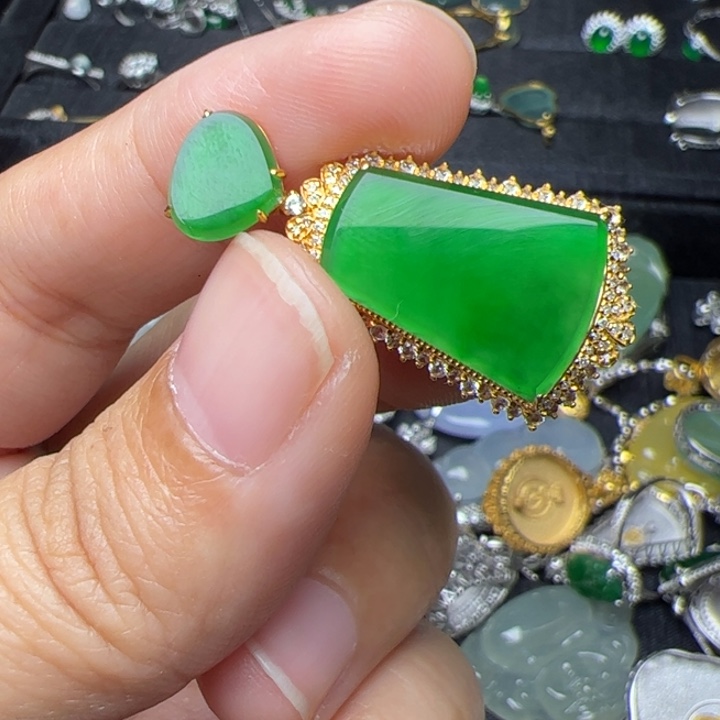 兴***）翡翠18K金镶嵌吊坠(不含链)