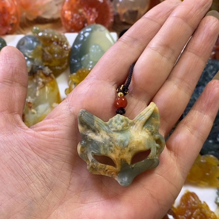 蛇纹石玉未镶嵌颈饰