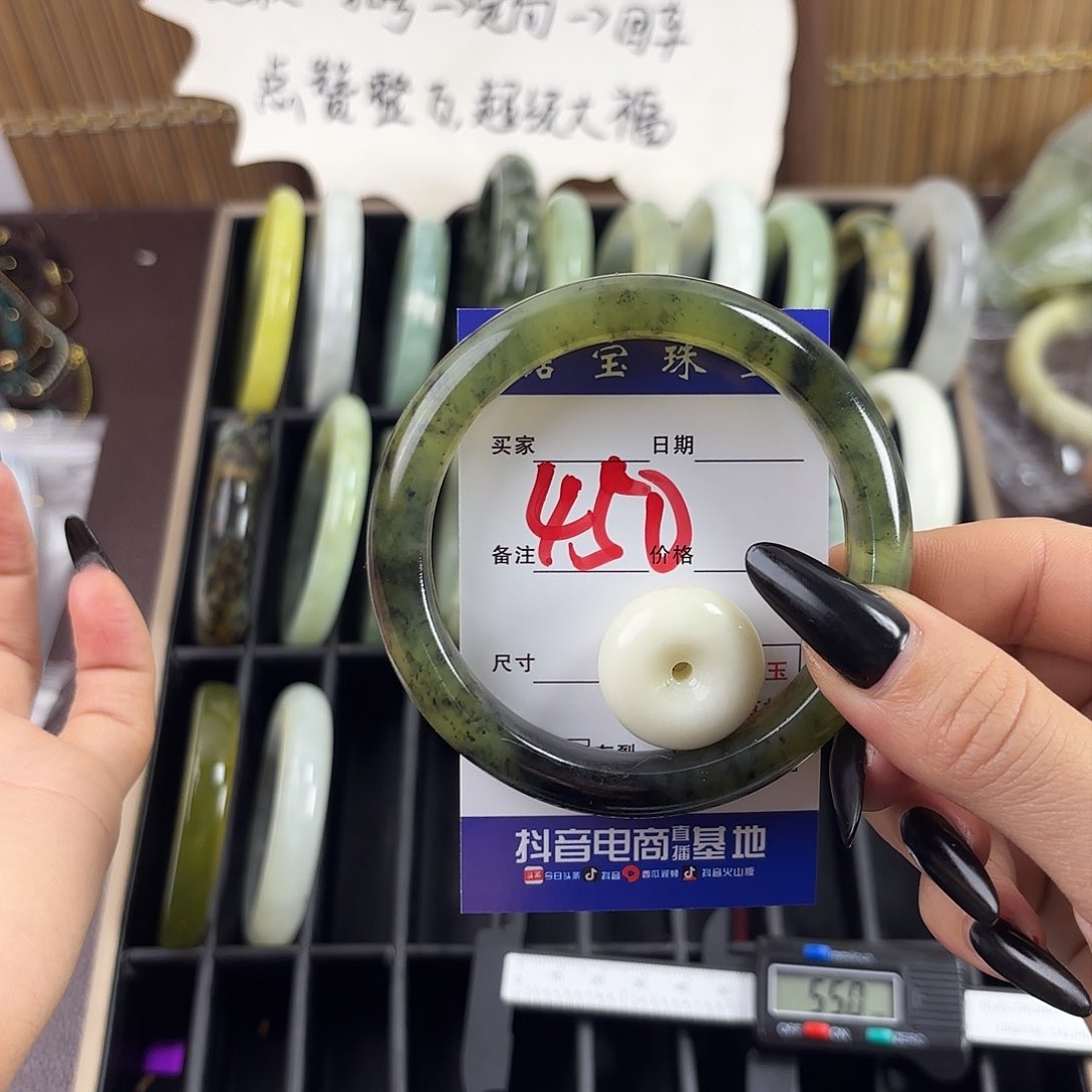 蛇纹石玉手镯未镶嵌三*