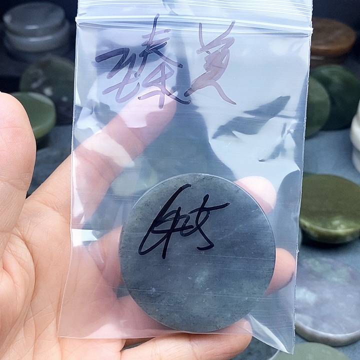 和田玉未镶嵌珠宝半成品臻****）