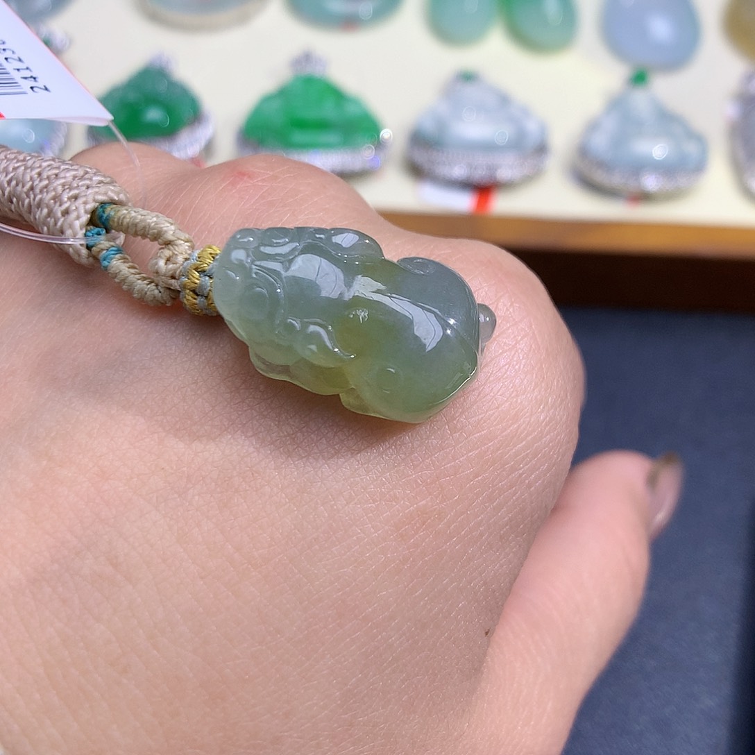 翡翠颈饰未镶嵌貔貅