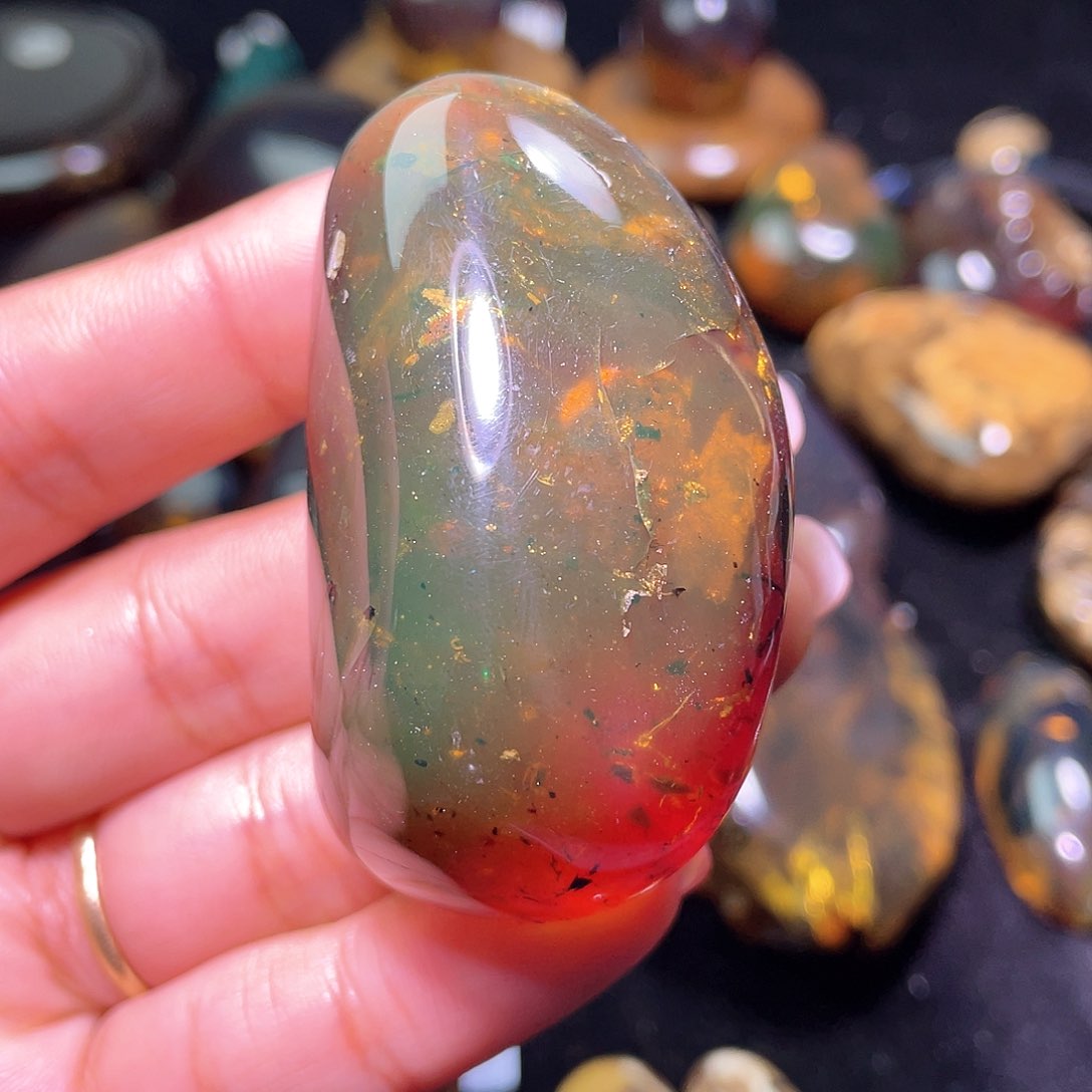 琥珀裸石未镶嵌？