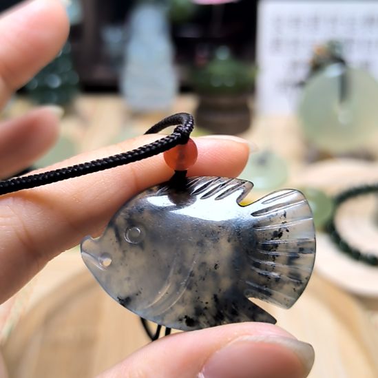 蛇纹石玉未镶嵌颈饰