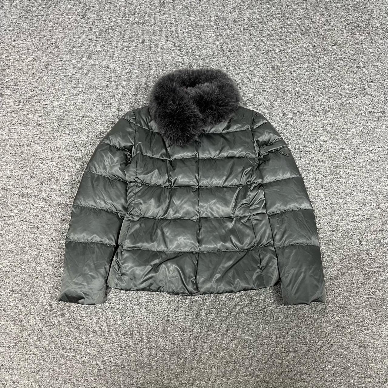 99新 AMIPARIS Prada 毛领 羽绒服 38码 三角钢标