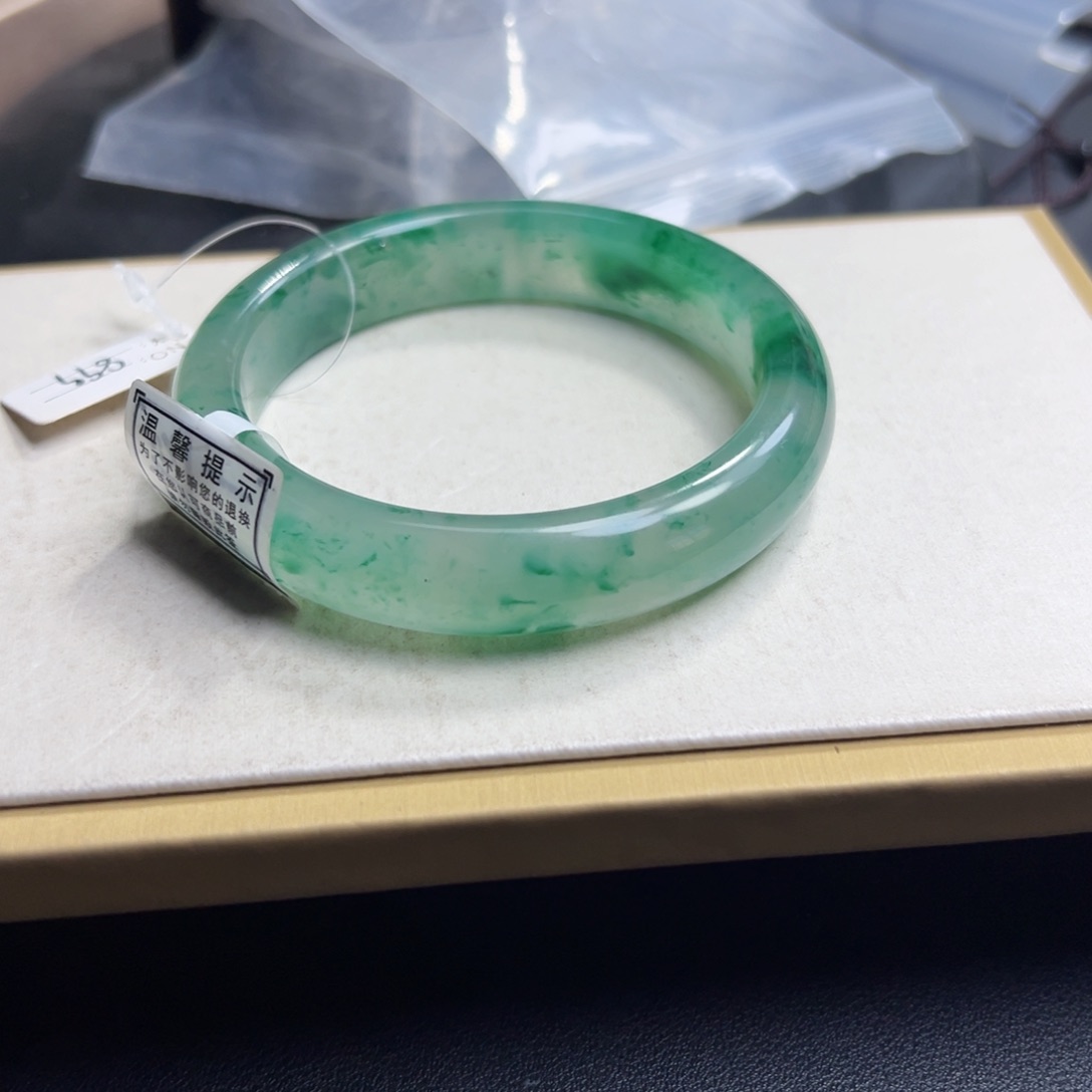 石英质玉手镯未镶嵌小**?