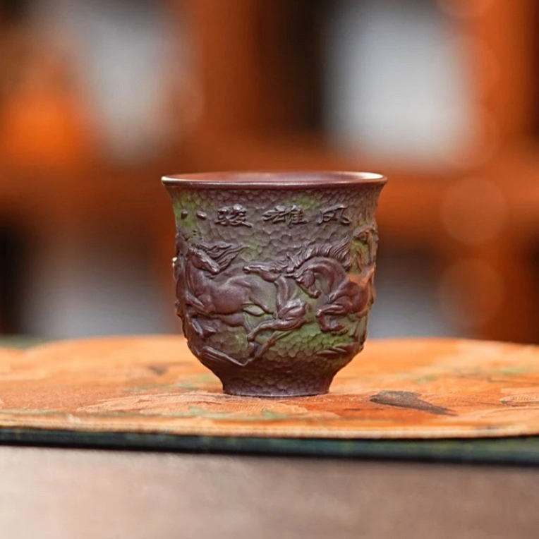 宜兴原矿紫砂老紫泥全手工大容量手绘八骏雄风手握杯纯手工主人杯