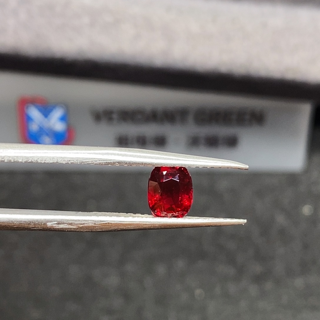 裸石未镶嵌红宝石1.06克拉全净体满火彩鸽血红红宝石