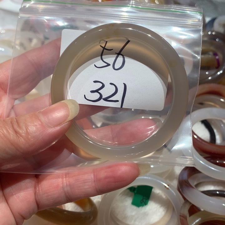 玛瑙/玉髓手镯未镶嵌幸***?56