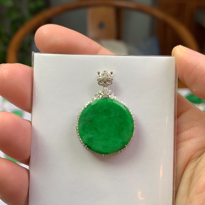翡翠18K金镶嵌颈饰翡翠吊坠
