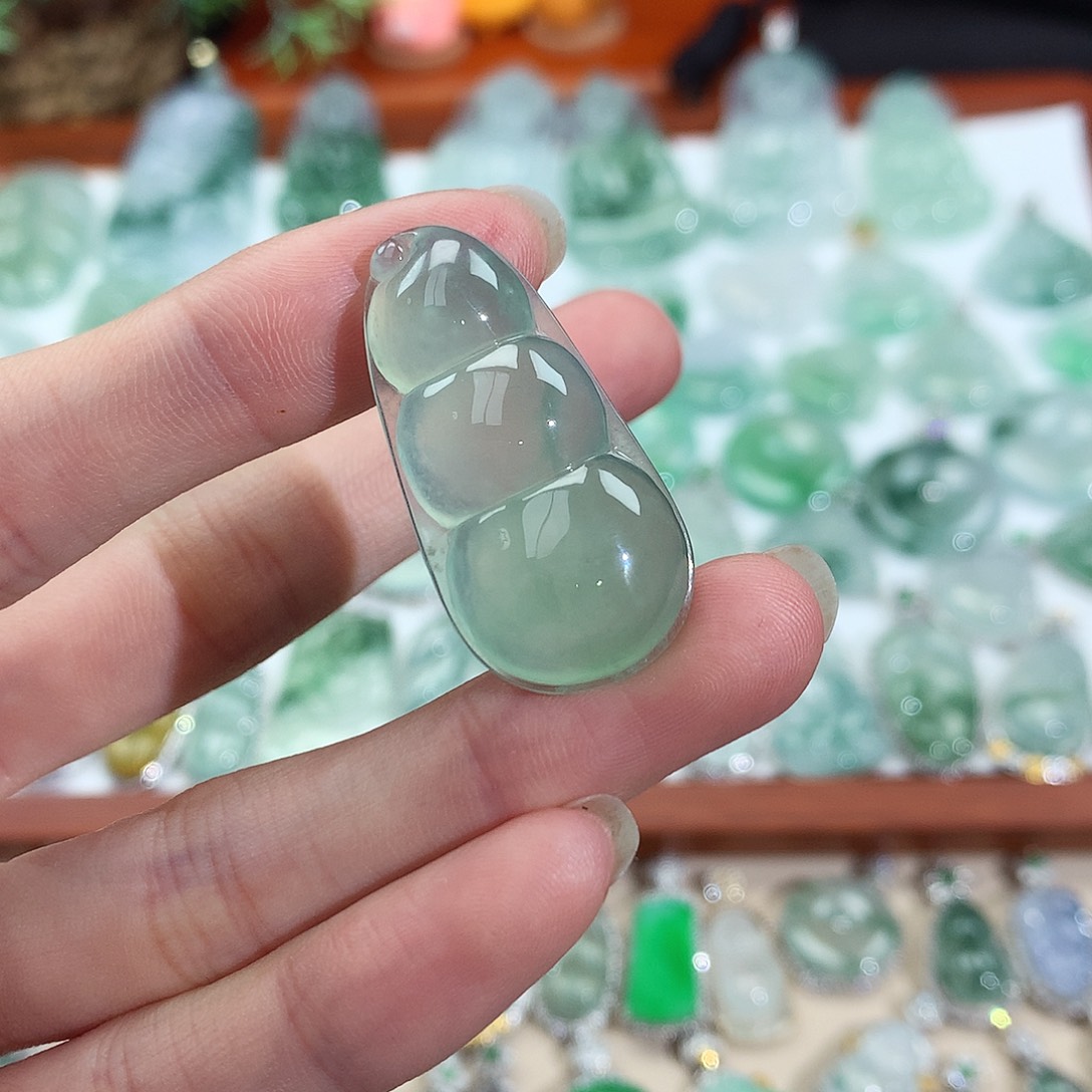 翡翠颈饰未镶嵌此**待豆子