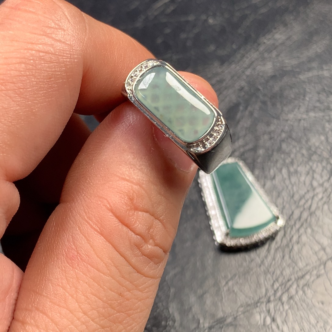 翡翠未镶嵌颈饰马鞍