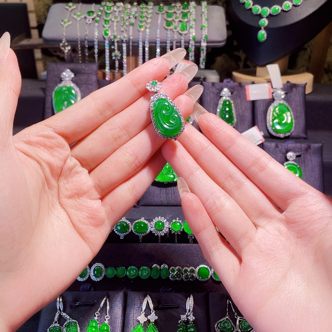 娟***子翡翠银S925镶嵌颈饰如意