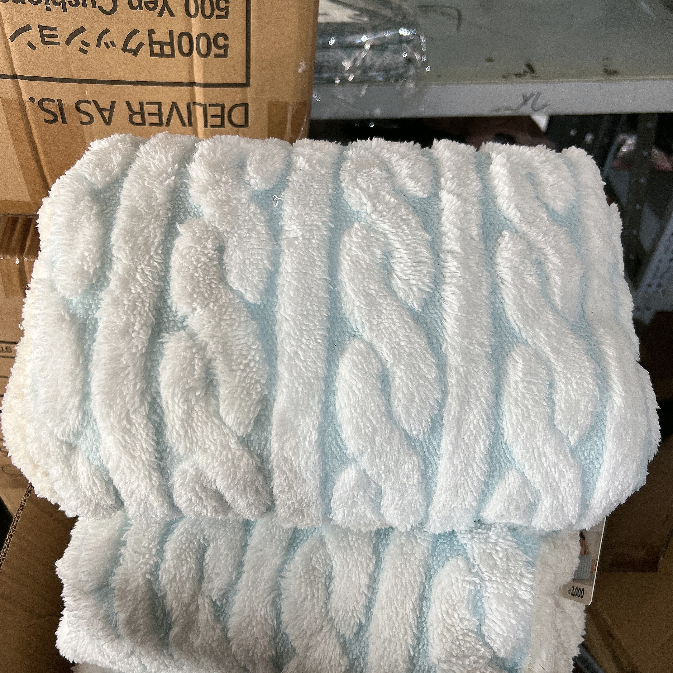 浅蓝色麻花纹路绒面趴睡枕头 发1个