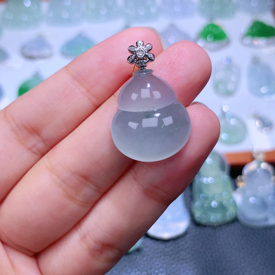 颈饰18K金镶嵌翡翠葫芦