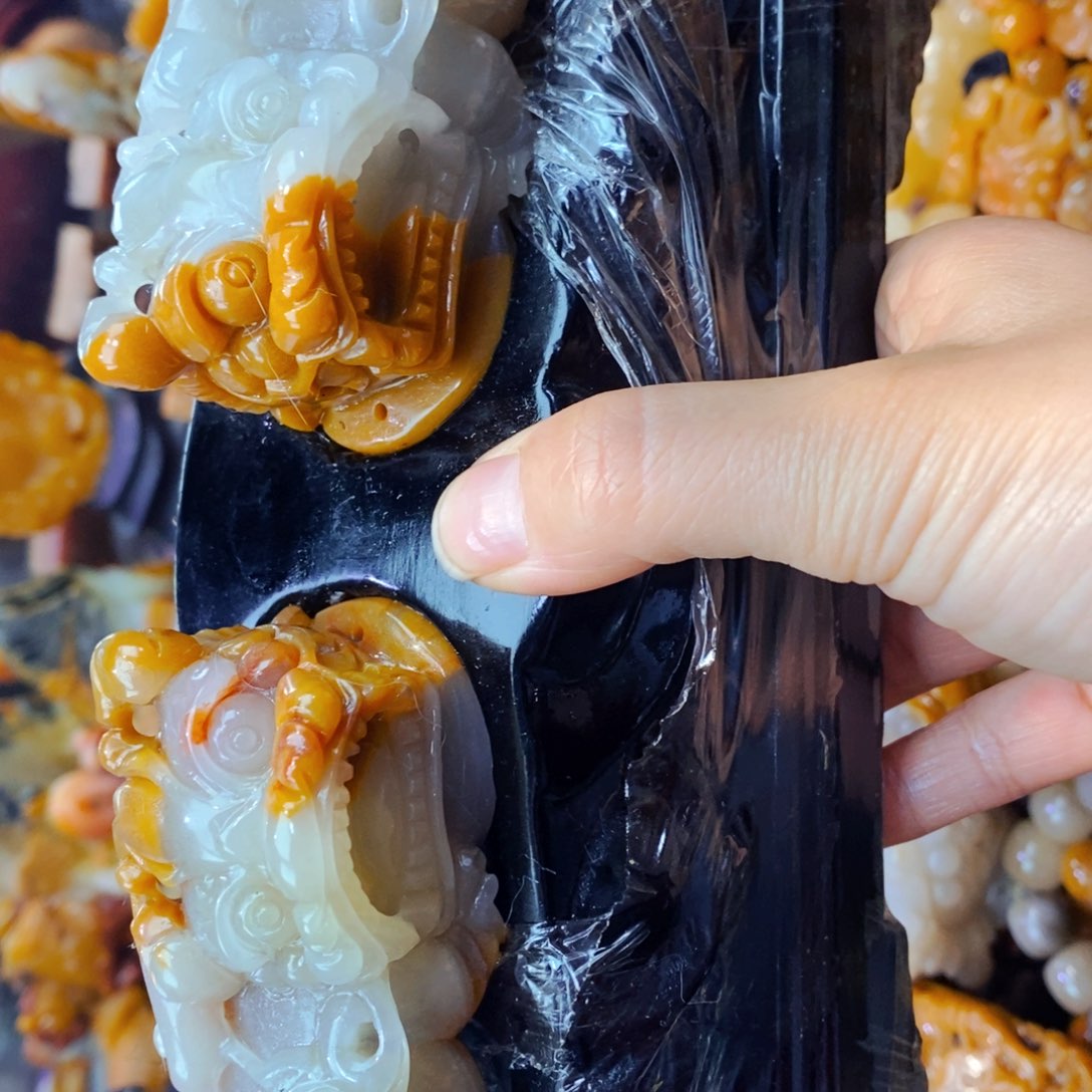 未镶嵌石英质玉（黄龙玉）颈饰