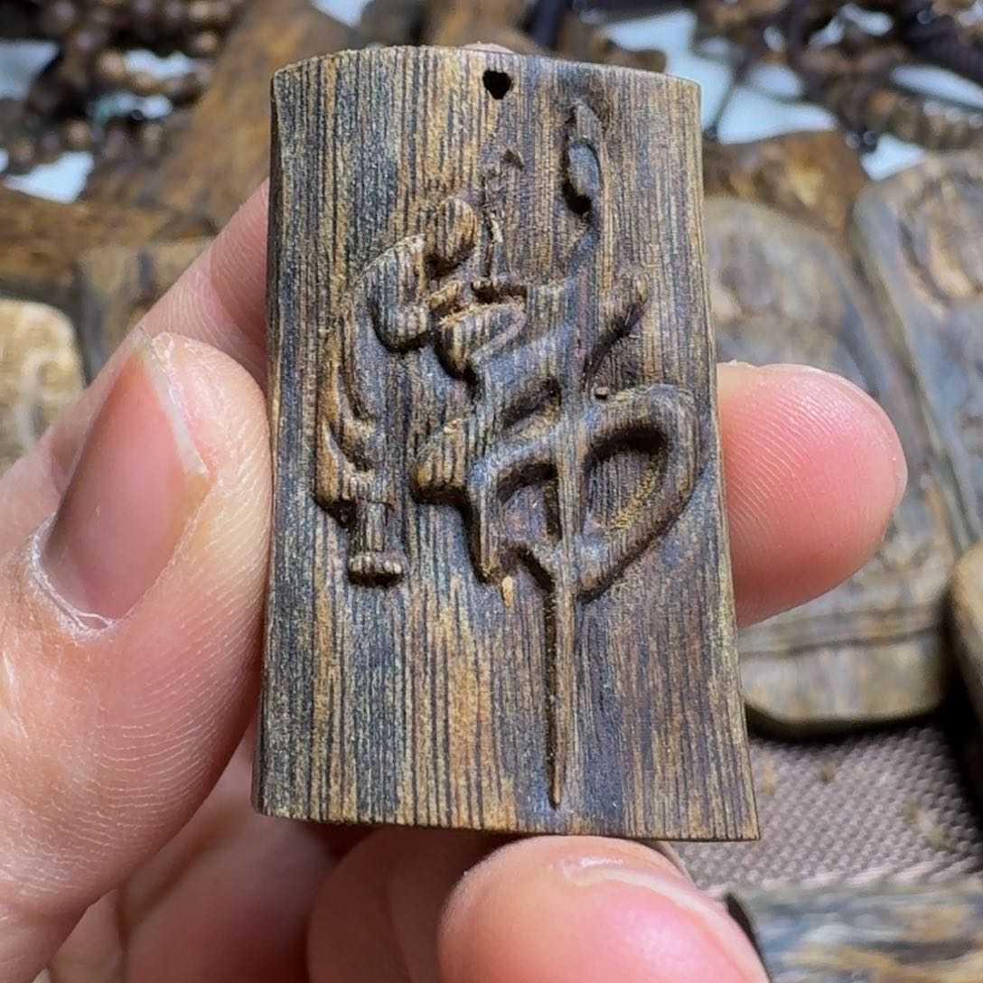 沉香吊坠白棋佛牌5.6克