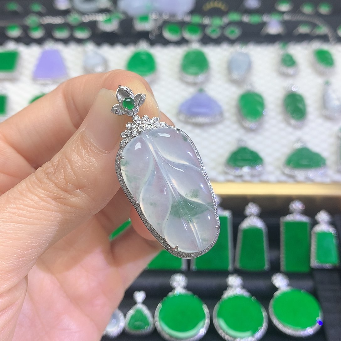 颈饰18K金镶嵌翡翠吊坠