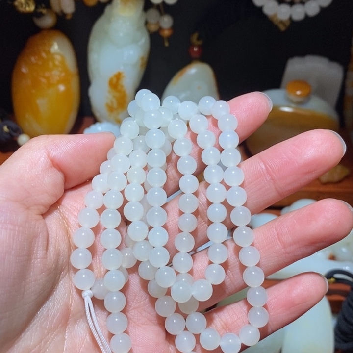 依***稠和田玉未镶嵌颈饰