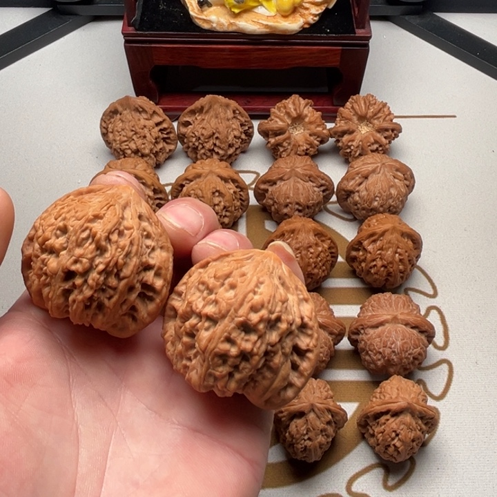 吊坠龙脊菩提微修43绣球一对。