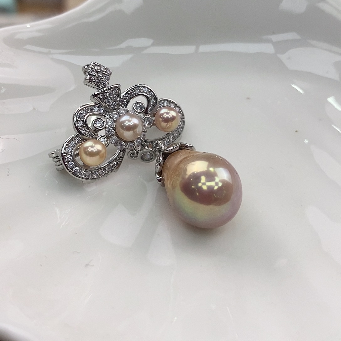 淡水珍珠合金胸饰