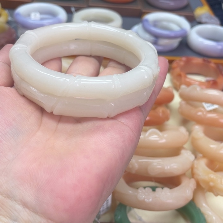 未镶嵌石英岩玉珠宝奇石燕**?