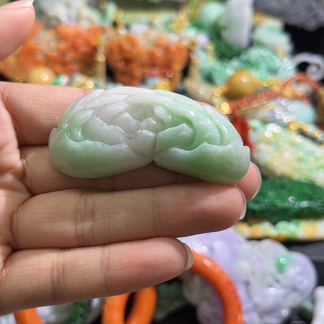 翡翠未镶嵌颈饰待编织