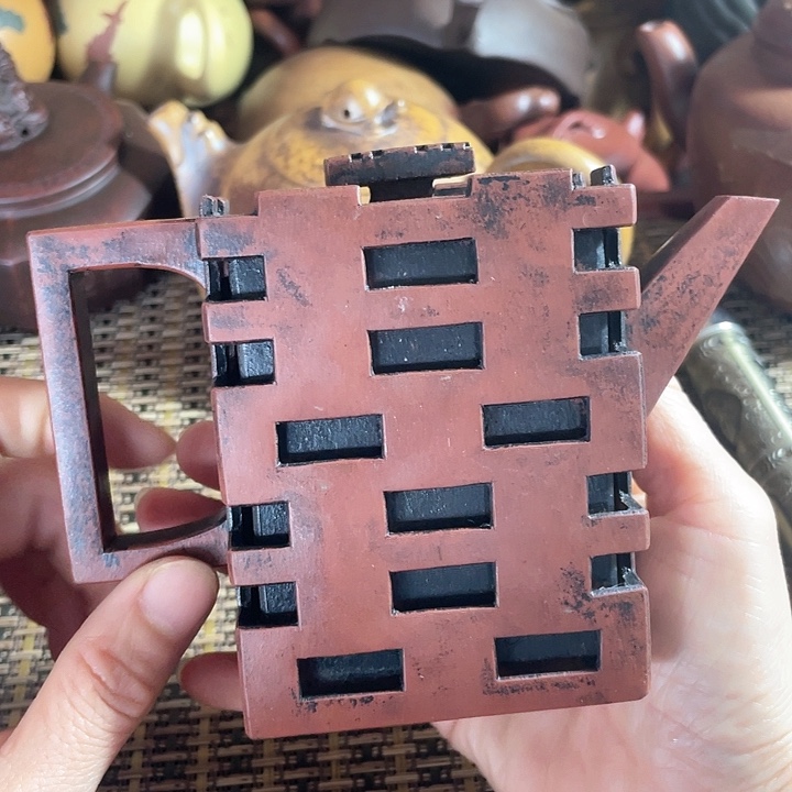 紫砂茶壶原矿泥料手工制作的紫砂壶。