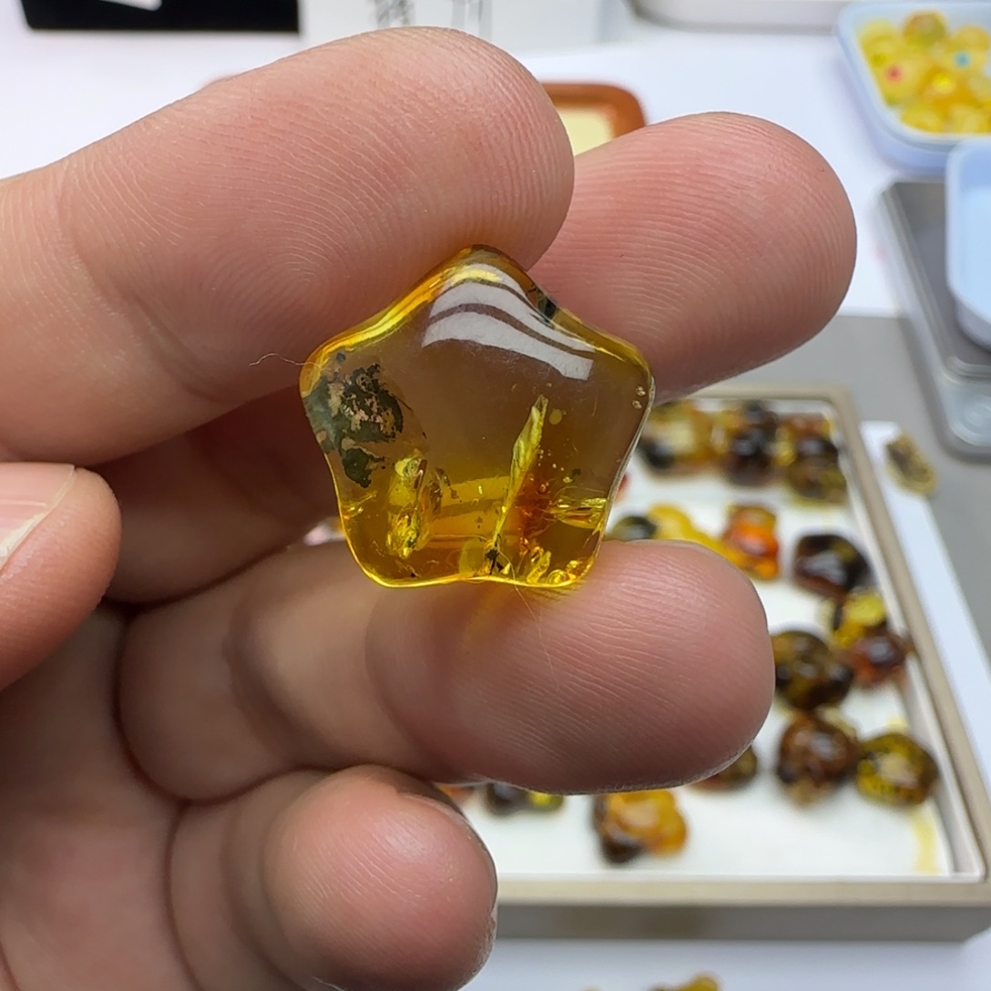 琥珀未镶嵌裸石1.98克微烤微瑕